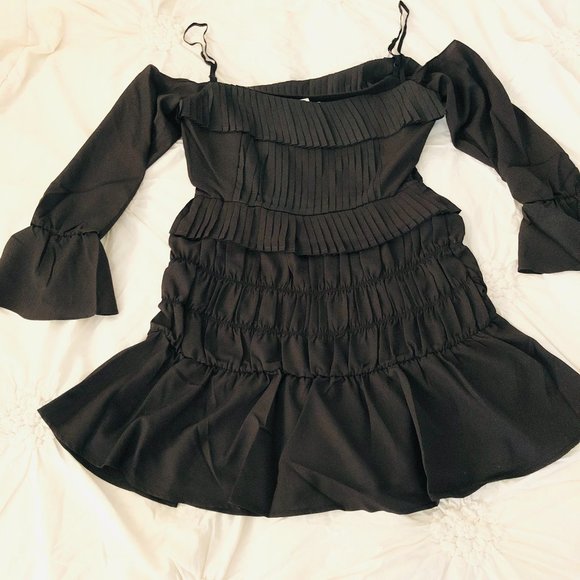 foxiedox Dresses & Skirts - Foxiedox Black Plisse Off Shoulder Mini Dress S